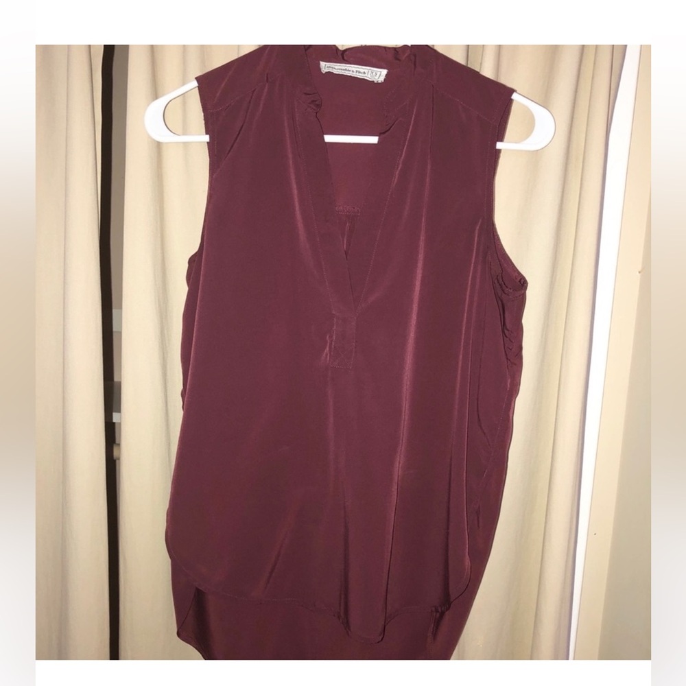 Abercrombie & Fitch sleeveless business burgundy blouse xs with a satin feel